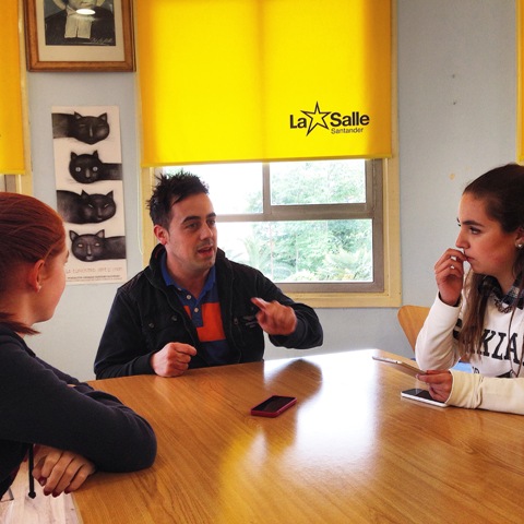Alumnos del colegio entrevistan a Raúl Alegría